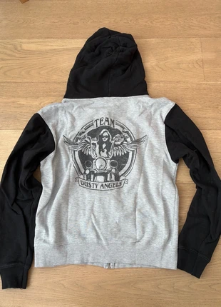 Y2K Grey & Black Sweat – Dusty Angels subdued, brand: Subdued, condizioni: Ottime, taglia: M / IT 42 / EU 38, €13.00, €14.35 include la Protezione acquisti