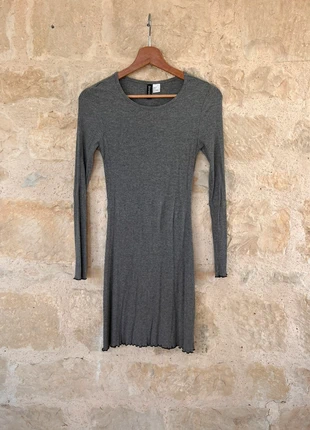 Robe grise H&M - Taille 34/XS, marca: H&M, estado: Muito bom, tamanho: XS / 34 / 6, €4.00, €4.90 inclui Proteção do Comprador