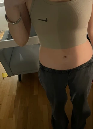 Beiges, enges, ärmelloses Nike Top | Bauchfrei | Sportlich & Trendy | Streetstyle & Casual, marke: Nike, zustand: Neu, größe: S / 36 / 8, 5,00 €, 5,95 € inklusive Vinted-Käuferschutz