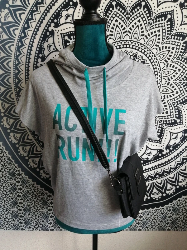Tee-shirt de sport à capuche gris avec écriture turquoise / crivit / (S)