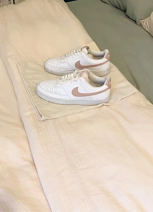 Nike blanches et roses – look épuré et tendance, marque: Nike, état: Très bon état, taille: 38.5, 33,00 €, 35,35 € Protection acheteurs incluse