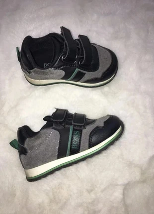 Baskets a scratch Hugo Boss t20, marque: Hugo Boss, état: Très bon état, taille: 20, 25,00 €, 26,95 € Protection acheteurs incluse