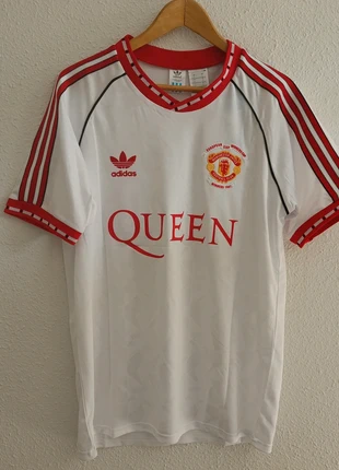 Camiseta retro Manchester United 1991 - Queen, marque: Manchester United Queen, état: Neuf avec étiquette, taille: L, 38,00 €, 40,60 € Protection acheteurs incluse