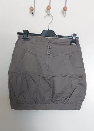 Mini jupe avec poches et boutons couleur taupe Tout Partout S, marque: Tout Partout, état: Neuf sans étiquette, taille: S / 36 / 8, 4,00 €, 4,90 € Protection acheteurs incluse