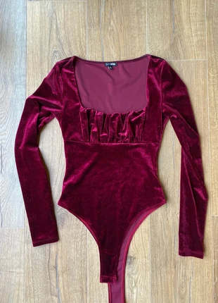 Magnifique body velours rouge, marque: sansmarque, état: Neuf sans étiquette, taille: XS / 34 / 6, 10,00 €, 11,20 € Protection acheteurs incluse