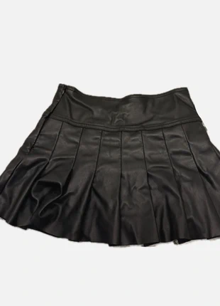 Urban Outfitters Pleated Faux Leather Mini Skirt, marke: Urban Outfitters, zustand: Sehr gut, größe: XS / 34 / 6, 6,00 €, 7,00 € inklusive Vinted-Käuferschutz