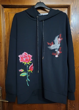 Felpa nera con patch ricamati, marque: Chic & Pop, état: Très bon état, taille: M / 38 / 10, 2,50 €, 3,33 € Protection acheteurs incluse