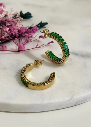 Petites créoles dorées ornées de zircons verts - 2,5cm - Acier Inoxydable, marke: Boutique Parisienne, zustand: Sehr gut, 19,00 €, 20,65 € beinhaltet Vinted-Käuferschutz Pro