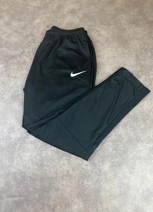 Jogging Nike Noir en taille L Logo Brodé Sport, marque: Nike, état: Très bon état, taille: L, 11,00 €, 12,25 € Protection acheteurs (Pro) incluse