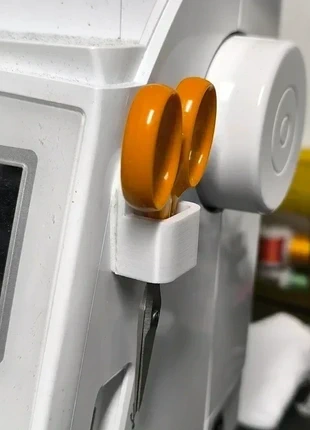 Support de rangement à ciseaux à coller sur machine à coudre - blanc, brand: LJA 3D, condizioni: Ottime, €2.80, €3.64 include la Protezione acquisti Pro