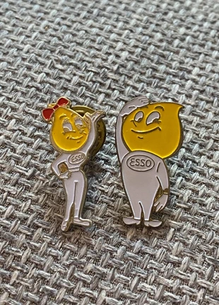 Lot de 2 pins Esso, brand: Esso, condition: Very good, €6.00, €7.00 includes Buyer Protection