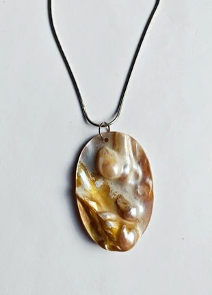 Eating This Order: EP.1 Twins_24. Genuine Pearl on Mother of Pearl Necklace, merk: Eating This Order, staat: Heel goed, € 15,00, € 16,45 inclusief Kopersbescherming