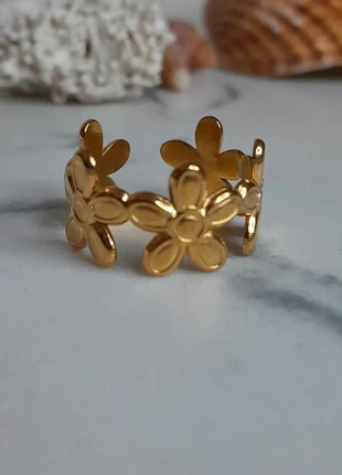 Bague dorée avec 5 fleurettes, marke: LTDS, zustand: Sehr gut, größe: Größenverstellbar, 8,00 €, 9,10 € beinhaltet Vinted-Käuferschutz Pro