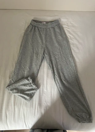 Jogging bershka, marque: Bershka, état: Très bon état, taille: S / 36 / 8, 7,00 €, 8,05 € Protection acheteurs incluse