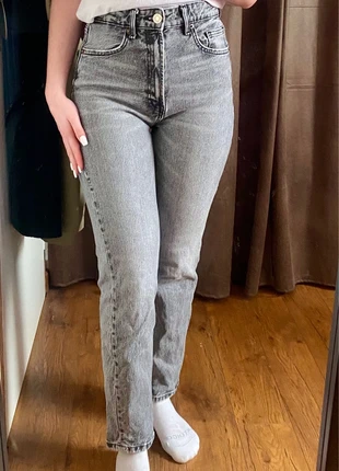 Jean gris et noir zara taille XS très très bon état, marke: Zara, zustand: Sehr gut, größe: XS / 34 / 6, 10,00 €, 11,20 € inklusive Vinted-Käuferschutz