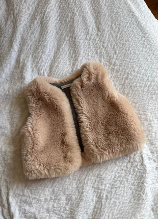 Veste fourrure sans manches, merk: Monoprix, staat: Heel goed, maat: 9-12 maanden / 74 cm, € 6,00, € 7,00 inclusief Kopersbescherming