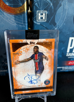 Carte Topps PSG Exhibition signée signed auto on card numérotée Presnel Kimpembe 22/25, marke: Topps, zustand: Sehr gut, 70,00 €, 74,20 € beinhaltet Vinted-Käuferschutz Pro