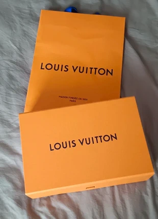 Boite louis Vuitton vide avec sac shopping 28*18*8, brand: Louis Vuitton, condizioni: Ottime, €12.00, €13.30 include la Protezione acquisti