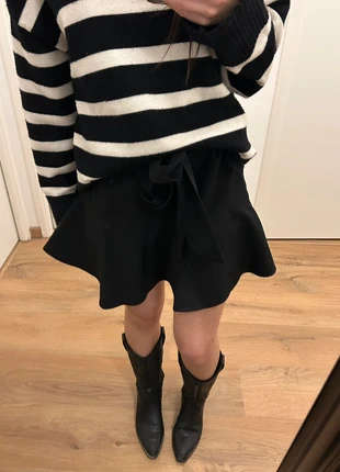 Jupe short noire taille patineuse haute à volants Zara taille S stockholm style, marque: Zara, état: Très bon état, taille: S / 36 / 8, 10,00 €, 11,20 € Protection acheteurs incluse