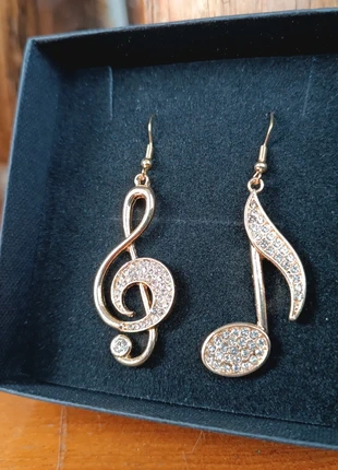 🤩 Beautiful earrings Music Key Note with strass, merk: Strass, staat: Nieuw met prijskaartje, € 15,00, € 16,45 inclusief Kopersbescherming