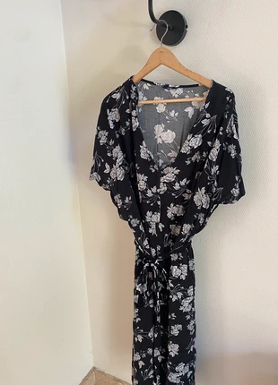 Robe noire avec fleurs, marke: Kiabi, zustand: Gut, größe: 6XL / 52 / 24, 3,00 €, 3,85 € inklusive Vinted-Käuferschutz