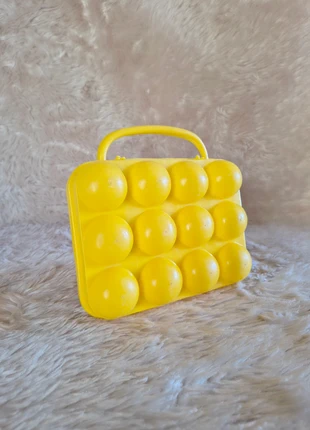 Boîte 12 oeufs plastique jaune vintage, marque: Vintage Bazaar, état: Très bon état, 7,00 €, 8,05 € Protection acheteurs (Pro) incluse