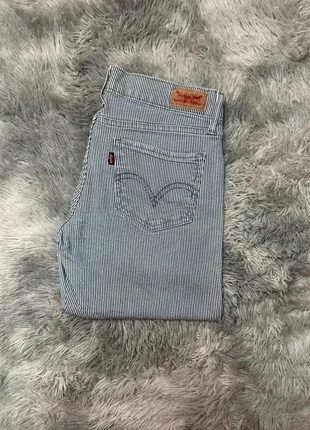 Jean Levi's 524 Too Superlow W28 L32 Femme/Women JEA081, merk: Levi's, staat: Heel goed, maat: M / 38 / 10, € 14,00, € 15,40 inclusief Kopersbescherming Pro