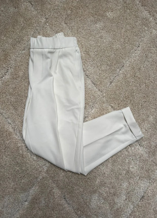 Pantalon 7/8 Blanc cassé Pull&Bear - Taille S, marke: Pull & Bear, zustand: Neu, größe: S / 36 / 8, 5,00 €, 5,95 € inklusive Vinted-Käuferschutz