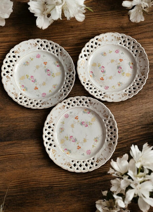 Trio d'Assiettes dentelle ancienne en porcelaine de Paris peintes à la main, état: Très bon état, 45,00 €, 47,95 € Protection acheteurs (Pro) incluse