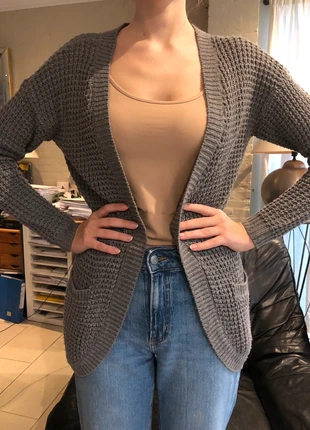 Prachtig grijs gebreid vest met zakken van ONLY, merk: ONLY, staat: Heel goed, maat: S / 36 / 8, € 10,00, € 11,20 inclusief Kopersbescherming