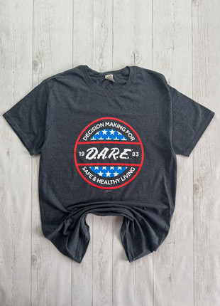 T-shirt gris foncé vintage D.A.R.E Safe & Healthy Living 1983, logo USA rétro, taille S, marque: Vintage Dressing, état: Très bon état, taille: S, 15,00 €, 16,45 € Protection acheteurs incluse