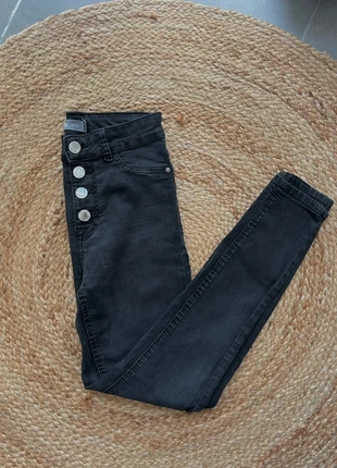 Jean noir à boutons Bershka, marke: Bershka, zustand: Sehr gut, größe: XS / 34 / 6, 6,00 €, 7,00 € inklusive Vinted-Käuferschutz