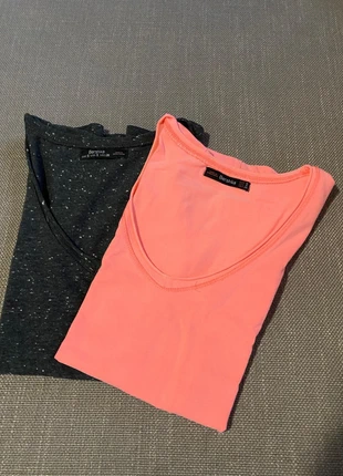 Set di due t-shirt identiche, brand: Bershka, condizioni: Nuovo senza cartellino, taglia: S / IT 40 / EU 36, €5.00, €5.95 include la Protezione acquisti