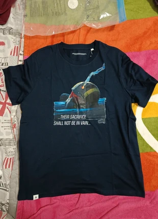 Maglietta Helldivers Malevelon Creek Sacrifice, marke: PlayStation, zustand: Neu, mit Etikett, größe: XL, 25,00 €, 26,95 € inklusive Vinted-Käuferschutz