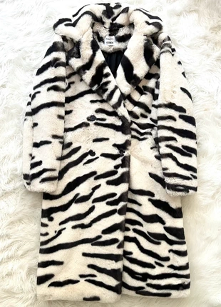 Zebra Mantel Fellmantel Kunstfell Kunstpelz Pelzmantel Zebramantel S XS Smiles, marque: ABOUT YOU, état: Très bon état, taille: S / 36 / 8, 65,00 €, 68,95 € Protection acheteurs incluse