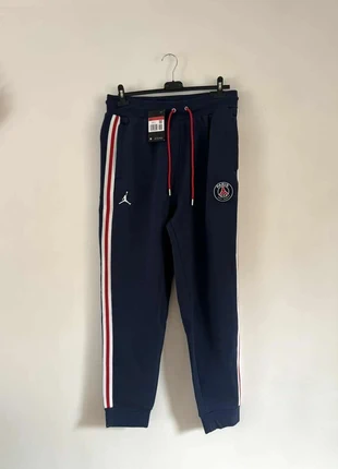 Jogging Jordan Paris Saint-Germain taille L Marine Rouge, marque: Jordan, état: Neuf avec étiquette, taille: L, 45,00 €, 47,95 € Protection acheteurs incluse