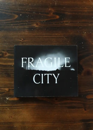 Elke Krasny, David Bergé et Tulay Atak - Fragile City - Livre photo rare, état: Très bon état, 25,00 €, 26,95 € Protection acheteurs incluse