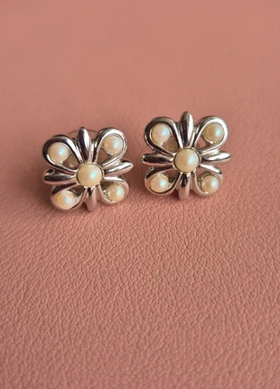 Silver pearl clover shapped stud earrings, condition: Very good, £2.80, £3.64 includes Buyer Protection
