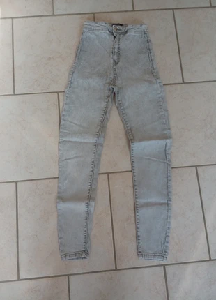 Jeans Taille haute Bershka taille 34, marke: Bershka, zustand: Gut, größe: XS / 34 / 6, 5,00 €, 5,95 € beinhaltet Vinted-Käuferschutz Pro