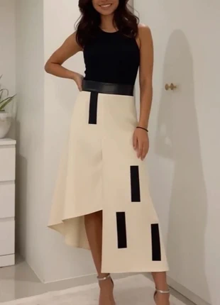 Jupe midi asymétrique écrue à détails noirs, effet couture graphique taille M, marca: Shorty, estado: Muito bom, tamanho: M / 38 / 10, €52.90, €56.25 inclui Proteção do Comprador