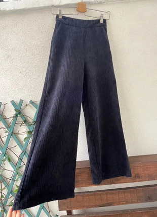 pantaloni a coste a zampa di elefante, brand: Stradivarius, condizioni: Ottime, taglia: XS / IT 38 / EU 34, €5.00, €5.95 include la Protezione acquisti