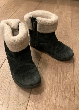 Boots UGG daim noir fourrees laine 30 fille bottines moumoute, marque: UGG, état: Bon état, taille: 30, 6,00 €, 7,00 € Protection acheteurs incluse