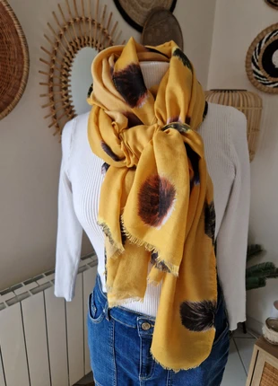Très grand foulard jaune a motifs Pompons tons jaune / noir 190 x90 cm, staat: Heel goed, € 5,00, € 5,95 inclusief Kopersbescherming Pro