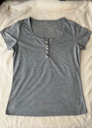 Gray Button-Front Short Sleeve Tee | Size M | New, merk: Basics, staat: Nieuw zonder prijskaartje, maat: M / 38 / 10, € 8,00, € 9,10 inclusief Kopersbescherming