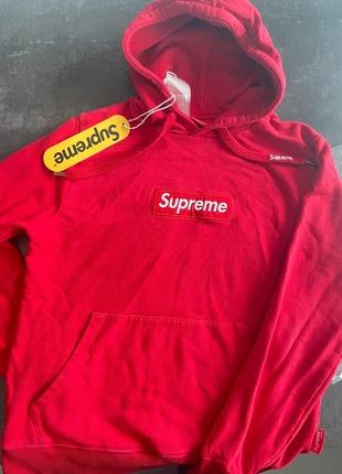 pull hoodie supreme taille S rouge, marke: Supreme, zustand: Neu, mit Etikett, größe: S, 65,00 €, 68,95 € inklusive Vinted-Käuferschutz