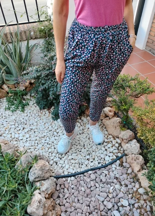 Flowy black pants with a pink and green floral print. Loose fit. Size S/M., marca: Local, estado: Novo sem etiquetas, tamanho: M / 38 / 10, €5.00, €5.95 inclui Proteção do Comprador