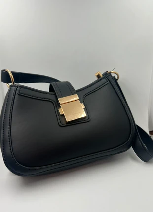 Petit sac à main en cuir synthétique noir fermoir doré, état: Neuf sans étiquette, 13,00 €, 14,35 € Protection acheteurs incluse