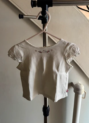 Teeshirt blanc avec des motifs fleurs en 12 mois, merk: Sergent Major, staat: Heel goed, maat: 9-12 maanden / 74 cm, € 2,00, € 2,80 inclusief Kopersbescherming