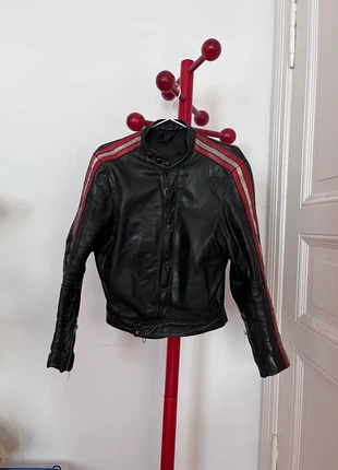 Biker Leder Jacke schwarz mit roten Streifen, marque: Sonstiges, état: Bon état, taille: S / 36 / 8, 15,00 €, 16,45 € Protection acheteurs incluse
