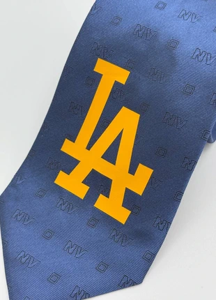 Cravatta con logo Los Angeles custom silk vintage tie, merk: Vintage Dressing, staat: Heel goed, € 10,00, € 11,20 inclusief Kopersbescherming
